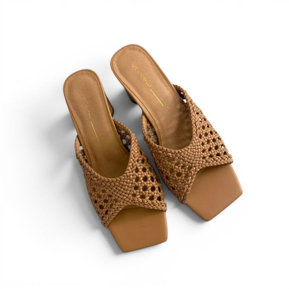 INTENTIONALLY BLANK Womans Vegan Leather Woven Mules, New! Size 10